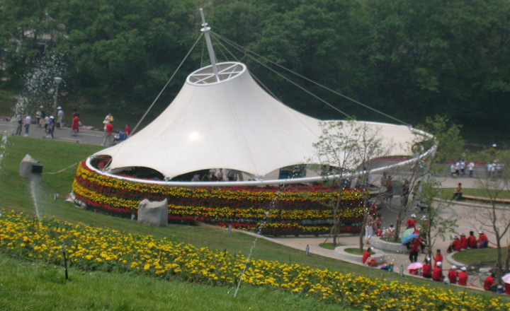 膜结构罩棚:日常生活中的多面手——遮阳、雨棚的双重应用 膜结构罩棚:日常生活中的多面手——遮阳、雨棚的双重应用